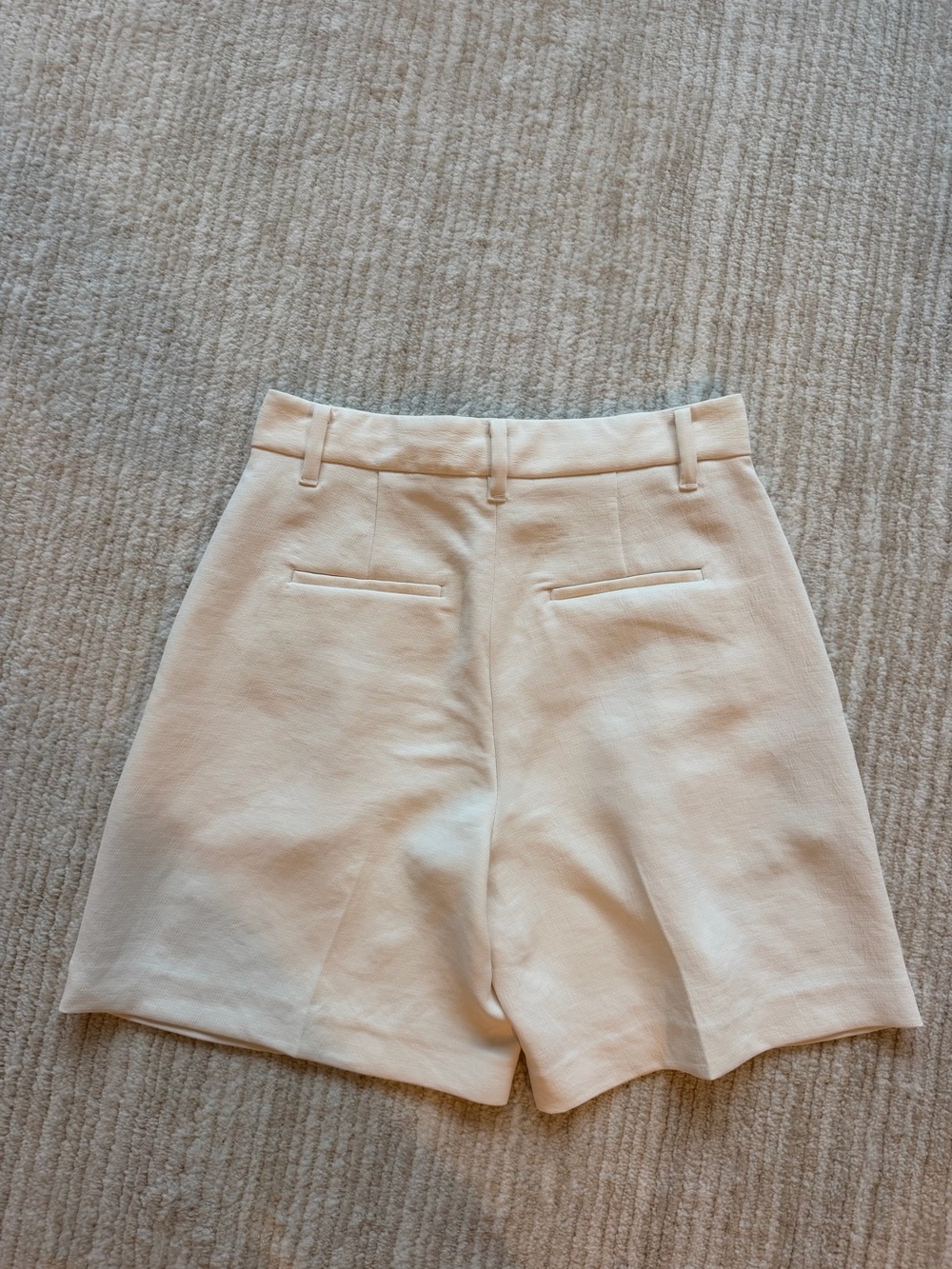Aritzia Effortless Long Shorts in Light Birch - Picture 4 of 5